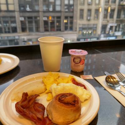なぜか毎日同じ席が空いている。<br />道行く人を眺めながらの朝食。<br /><br />今日のコース。<br />国連本部→Trader Joe&#39;s→セントラルパーク→時々ショッピング　今日は全て歩きです。
