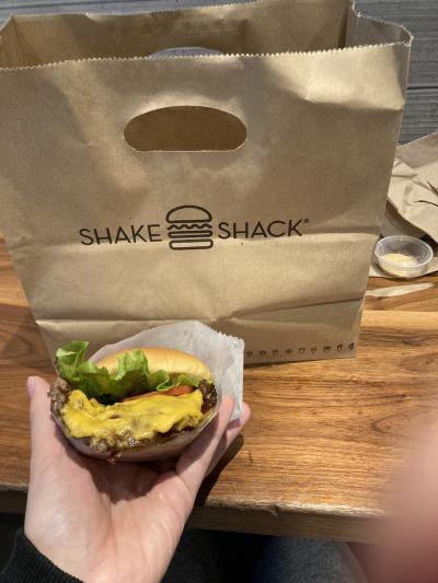 昼ごはんは、ミシガンにも東京でも食べれる事を承知の上でShake shackへ。<br />初めて行きましたけど美味しいですね。