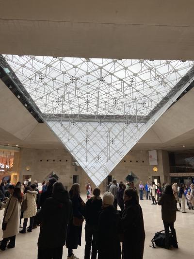 何もかもがお久しぶりのパリ。ルーブル美術館の逆さピラミッド脇の入口からミュージアムショップへ。