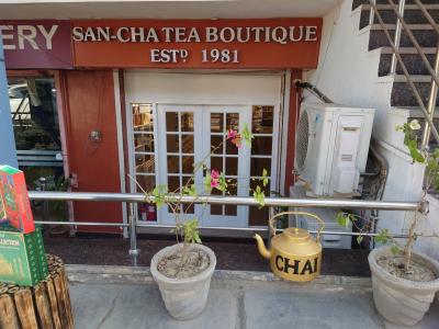 ホテルの並びにSAN-CHA TEA BOUTIQUEがありました。SAN-CHA TEA BOUTIQUEは1950年創業の老舗の紅茶のお店のようです。

チャイが買いたくて（私、影響されやすいんです(^_^;)）中に入ってみました。