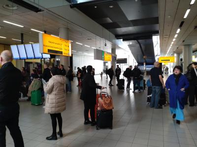 長いフライトを終えてアムステルダムスキポール空港に到着。<br />東南アジアからヨーロッパへのトランジット含めたフライトで非常に疲れました。