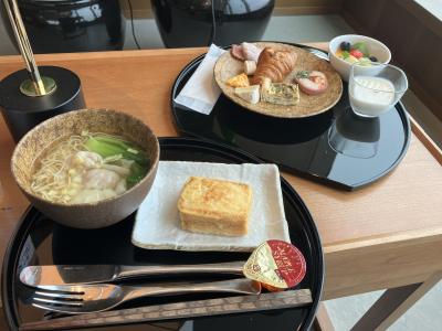 蝦ワンタンとフレンチトーストと色々と　杏仁豆腐が今まで食べた中で一番美味しかった　安い杏仁とは何か違う？<br /><br />スタッフさんは日本語ペラペラ外人さんが多め<br />キャセイラウンジはお客さんが少なくてまったり<br />でもスタッフさんが多いので、ビュッフェコーナーの写真が撮りずらいですよ