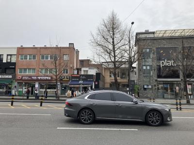 地下鉄鐘路街５街から鐘路3街で1号線から<br />3号線に乗り換えて景福宮へ、2番出口から<br />通仁市場へ<br />途中、チョ・ヒョンジェ、ハン・チェヨン出演の<br />「オンリー・ユー」の舞台となったレストラン<br />（他のドラマでも使われてました）が<br />とうとう閉鎖されてました。黒い塀にが出来てたので<br />一般住宅にでもなったのでしょうか？