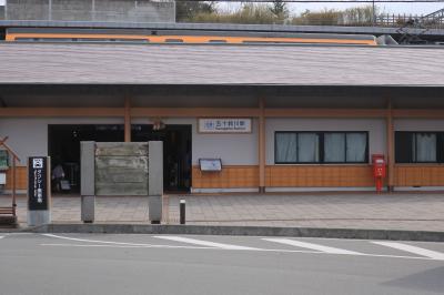 近鉄五十鈴川駅着

今回の伊勢詣では昔からある名物旅館に泊まるのが目的なので、
この部分がしつこく紹介されます。　そうしたレトロ系に興味が
ない方には退屈かもしれません。