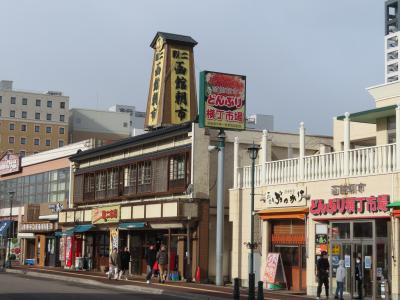 ホテルと駅の間に朝市があります。