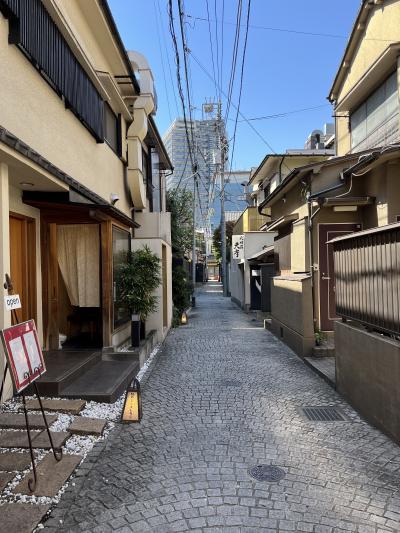 靖国神社～千鳥ヶ淵でお花見の前に神楽坂でランチ。<br /><br />かくれんぼ横丁にあるレストランへ向かいます。