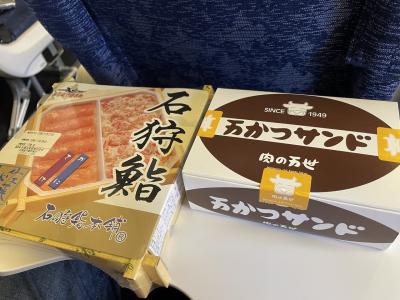 ANAはラウンジに入れない身分なので久しぶりに空弁を買いました。<br />後ろの方の2シート、隣の人を気にせず食べられました。