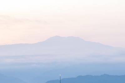 早起きして中央道の小黒川PAで降りて向かいます。朝の外気温は7℃。日の出時刻は5:17で着く前から明るくなってきました