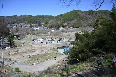 かなり 急な坂を上って城址公園に向かいます。<br />車を止めた２１駐車場です。国道に面していてわかりやすく比較的すいています。