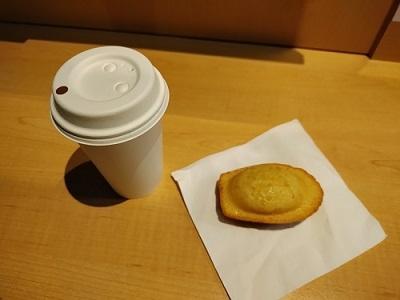 PARIS MONTPARNASSE行きの列車は8：19発。朝食は6：30スタートなので出発前にしっかり食べる。もちろんマドレーヌも別腹で笑。<br /><br />３泊お世話になったホテルをチェックアウト。<br />レセプションのお兄さん（チェックインの時と別の人）が、「日本から来たんだね？素敵な国だよね（「美しい国」と言っていたかもしれない）。前回のラグビーワールドカップのときは、たくさんの日本人がToulouseに来たんだよ」って言ってた。<br />ホテルの人は接客のプロなので、基本ゲストを不快にさせてはいけないと思うけど、それを差し引いてもここのホテルの日本人（というか私）に対する感じは、「日本人に対して悪い印象は持ってなさそうだな」と感じた。<br /><br />パリに着いてから感じたけど、LyonとかここTouluseとかのほうが、人が優しい気がする。別にパリの人が冷たかったということではなくて。パリはもっとシステマティックな感じ。そりゃ当たり前か。。<br />でもまあ、これは日本もそうだから。東京より地方に住んでいる人のほうが優しいもんね。