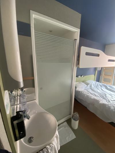 Ibis Budget Zurich Airportの部屋<br />とにかく狭いが、ベッドの下にスーツケースは入れることができる。ベッドの手前に洗面とシャワー。写真にはないが、この手前にトイレがある。