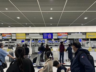 途中、首都高速で道間違えたりしながら成田空港到着<br />チェックインカウンターは非常に混んでいた<br />座席は通路側へ変更してもらった！ナイス