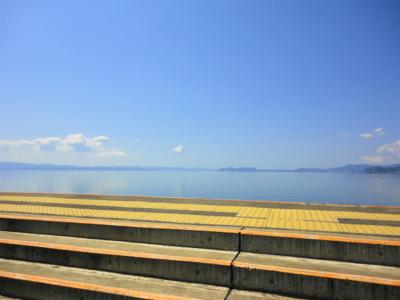 ホームから大村湾を望む