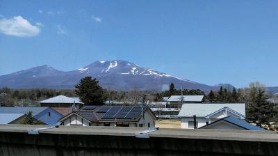 新幹線からの車窓で軽井沢を過ぎると雪の残る浅間山が綺麗に見えます<br />先月は真っ白な浅間山でしたが、雪もだいぶ溶けてしまいました
