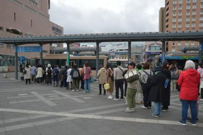 朝9時ともなると、駅前のバス乗り場には列車や高速バスから降りた花見客（殆どが外国人）でいっぱい。まるで京都駅前状態です。
みんな100円バスで弘前公園へと向かってゆきます。
