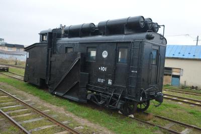 津軽五所川原の駅構内には珍しいものが陳列されています。
1933年に鉄道省大宮工場で製造されたラッセル車で、残された数少ない戦前型の雪かき車です。
冬になると、ディーゼル機関車に押されて出動します。
