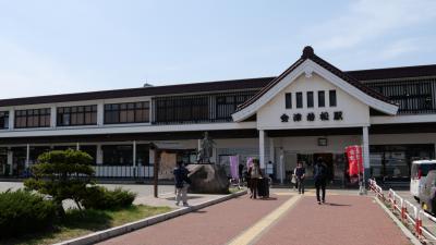 東北新幹線「やまびこ」、郡山から快速電車に乗り換えて1時間、お昼12時すぎに会津若松駅に到着します。<br />会津若松駅は会津鶴ヶ城をイメージした駅舎です。