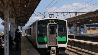 会津若松駅から只見線という全国屈指のローカル線に乗り換えます。<br />つい先ごろまで国鉄時代の古いデイーゼルカーでしたが、今は新しいデイーゼルカーになっていました。<br />地元のお客さんには快適、便利になったと思いますが、旅行者にはちょっと残念。<br />2両のデイーゼルカーはほぼ満席で出発。