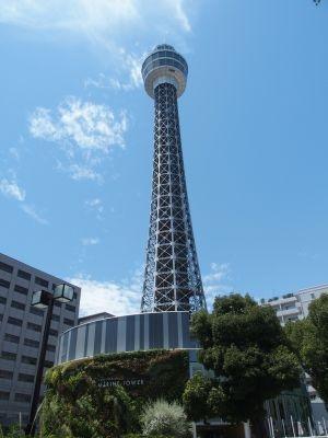 今回の散策は、山下公園の東側から行ってみました。山下公園の東側のすぐ近くに立っているのが、有名なマリンタワー。古くから横浜港の灯台としての役割も担ってきたところです。<br />現在はランドマークタワーなどはるかに高い建物が増えてしまいましたが、それでも横浜港を眺めるならここがいい場所であることには変わりないですね。