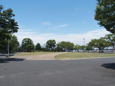 山下公園を東側から入ります。このあたりはそこまで人も多くはなく、落ち着いた雰囲気がありました。