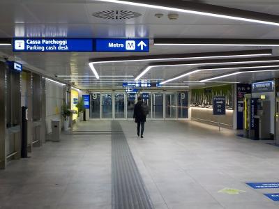 ミラノ・リナーテ空港に着きました。
んで、今までのバス73系統に代わる地下鉄に乗るべく、税関を出たらひたすら真っ直ぐ進みます。
