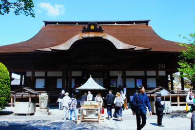  　　　曼陀羅寺について。<br />　元徳元年(1329)に、後醍醐天皇の勅願寺として創建された、尾北地方有数の古刹（こさつ）。国の重要文化財に指定されている正堂と書院をはじめ、多数の文化財を所蔵している。　正堂は、阿波国主蜂須賀家政が幼少時代の縁で1632年に寄進したものである。<br />　　　　　　　　　　　　　　　　　　　(写真・その重要文化財の正堂)