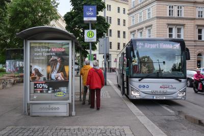 ウィーン国際空港8番バス乗り場から空港バスに乗ってドナウ河沿い、シュヴェーデンプラッツ駅近くのローテンゥルム通りにある空港行きバス乗り場と停車中のバス<br />＊本来シティエアーポートトレインでウィーン・ミッテ駅まで来る予定でしたが突然運休になったので急遽バス利用になりました。