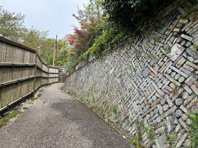 駅から15分ほど歩いて窯垣の小径へ行ってみます。<br />窯垣の小径は窯道具を積み上げて造った塀や石垣の呼称で全国でも瀬戸でしか見られない景色のようです。