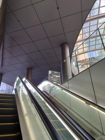 当日は大江戸線の汐留駅からアクセス。エスカレーターで地上に上がって…