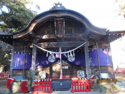 麻賀多神社は、千葉県成田市台方にある神社である。式内社で、旧社格は郷社、「麻賀多十八社」の総本社、ご本家になる。<br /><br />その前に、2023年正月に訪れた麻賀多神社（まかたじんじゃ）と公津原古墳群（こうづはらこふんぐん：39号墳　方墳）の事をおさらいする。<br /><br />【船形・麻賀多神社（まかたじんじゃ）】<br />千葉県成田市船形834　<br /><br />千葉県成田市ニュータウンにあり、印旛沼の東1kmほどの船形にある神社である。総本社、ご本家である台方・麻賀多神社から北方1kmのところに船形・麻賀多神社（澳津宮（おきつみや）があり、社殿を造営した印旛国造（いんばのくにのみやつこ：当時の大和朝廷の地方長官）・伊都許利命（いつこりのみこと）の噴墓（後述）が神域に残っている。<br /><br />延喜式神名帳に記載の際、「真賀多真（まかたま）」が三種の神器の1つと同名であるとして、1字取って「真賀多神社（まかたじんじゃ）」に改称した。<br />後に、一帯が麻の産地であることから麻賀多神社に社名を改めた。<br />尚、船形にある澳津宮（おきつみや）＝奥宮（おくのみや）と、成田市台方1番地にある台方の大宮殿（おおみやでん）＝大宮（おおみや）の2社があり、船形及び台方・麻賀多神社（だいかた・まかたじんじゃ）と総称されている。<br /><br />全国的に見ても、他所に見られない珍しい名前の神社は、印旛沼の東側から南にかけてにのみ存在する神社である。<br />印旛郡市である成田市に台方、船形の2社、佐倉市に11社と多く、富里市に2社、八代市に1社、酒々井町には2社あり、総計18社である。<br /><br />写真は船形・麻賀多神社（まかたじんじゃ）の本殿