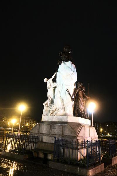 18:46 Monumento a Víctor Chávarri（ビクトル・チャバリの記念碑）