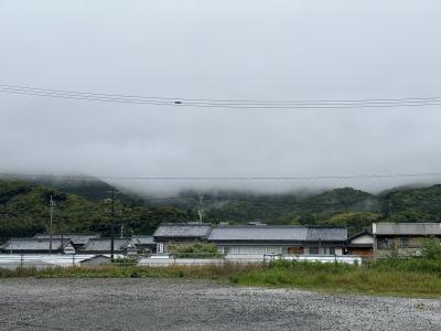 午後から雨の予報がありますので、早く宿を出ます。6時45分に民宿とうの浜を出発です。昨日訪れた神峯寺の山は雲で全く見えません。
