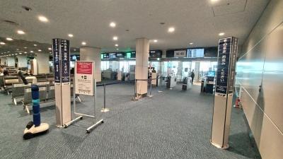 今回はANA便なので「羽田空港」T2(第2ターミナル)☆<br /><br />PBB(パッセンジャー ボーディング ブリッジ)から横づけで飛行機に乗るのではなく、「バスにて飛行機にご案内」でおなじみの乗り場の端っこにある、サテライト(別棟)行きのバスに乗車☆