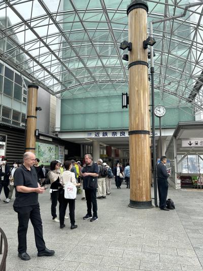 近鉄奈良駅。急に外国人観光客の方も増え、もうここは外国？<br />日本人より明らかに外国からの観光客の方が多い。