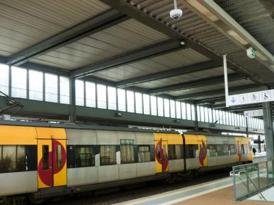 　プラットフォーム;ポルトガル鉄道の特急列車(AP)が,,
　外壁もガラスが！