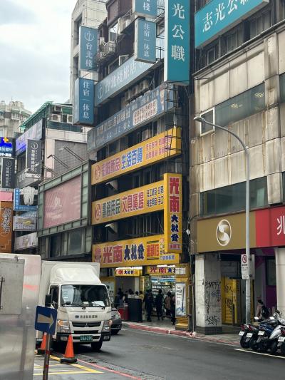 Taipei Inn 外観。黄色い光南というお店横のエレベーターが入口