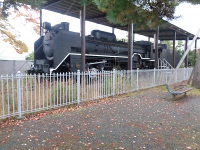 最初に，時間があったので，新発田駅で降りました．駅前にある東公園に蒸気機関車が展示されています．