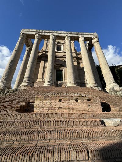 アントニヌス・ピウスとファウスティナ神殿。