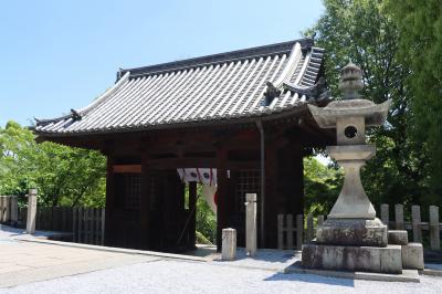 日差しを避けて、えびす通商店街を通るルートでやってきました。アーケードを抜けたすぐの所に阿智神社へ繋がる参道の案内があったのでやってきました。すぐたどり着くかと思っていましたが階段、坂道などあり５分ほどかかり到着。