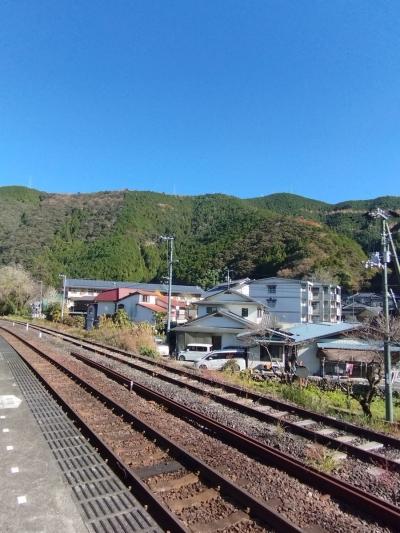 山に囲まれた静かな駅です。