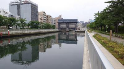 小名木川（おなぎがわ）は、隅田川と旧中川を結ぶ全長約5kmの運河。物資の輸送路として徳川家康の命で造られた。