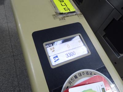 5/18、仁川空港に到着して電車で金浦空港へ向かいます。<br />改札では数年前に購入したT-moneyカードの残金でOK。