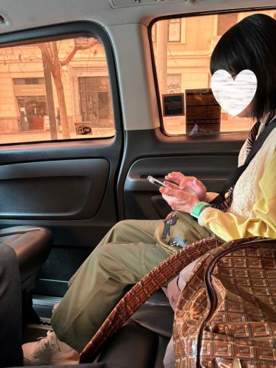 サグラダ・ファミリアの観光を終えて貸切のタクシーの車内で移動中の妻
