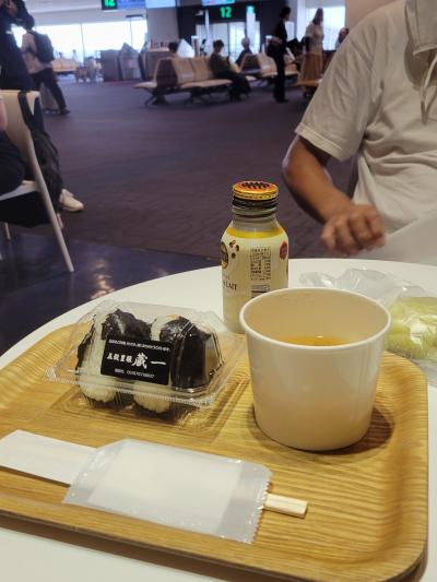 函館でたくさん食べたいから<br />私はおにぎりとみそ汁のセット、アイスコーヒーを<br />主人はメロンパンなどのパンと缶コーヒー