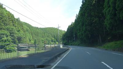 　早朝、自宅を車で出発。第二名神、京奈和、京都縦貫自動車道と走り園部ICから国道478号線へ。