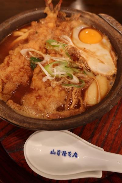 名古屋に行ったときは味噌煮込みうどんを必ず食べに行きます。頂いたのはの私の定番天ぷら入り味噌煮込うどん。半生煮えの様な食感のうどんと八丁味噌のハーモニーがたまりません。また、八丁味噌と卵も良く合います