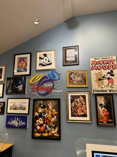 我が家が一番楽しみにしているアートオブディズニーです。<br />絵やポスター、コレクタブル商品などを販売しているお店です。<br />年齢を重ねて趣向も変わり、昔のように欲しいディズニーグッズ<br />も少なくなったので、最近は絵などを購入しています。<br />いい感じの絵がたくさんあるんですよねー。