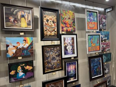 絵の種類には、キャンバスに油絵具やアクリル絵具で描かれているもの、<br />孔版画の一種シルクスクリーンで描かれているものなどがあります。<br />原画や限定数など値段はピンキリで、数千円～数百万…いろいろです(^^♪<br />