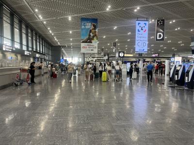 お盆の成田空港はにぎやか。空港はこうでなくっちゃ(笑)<br />いつもの駐車場に車を預けて、8時過ぎには空港に到着。