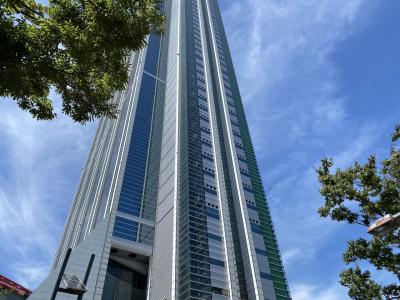 いきなりですがコスモタワービルです。<br />過去に二回程宿泊したコスモタワーホテルが賃料未払いで大阪と揉めて先日退去処分になりましたね。<br /><br />このコスモタワービルがあるということは、本日宿泊するホテルは